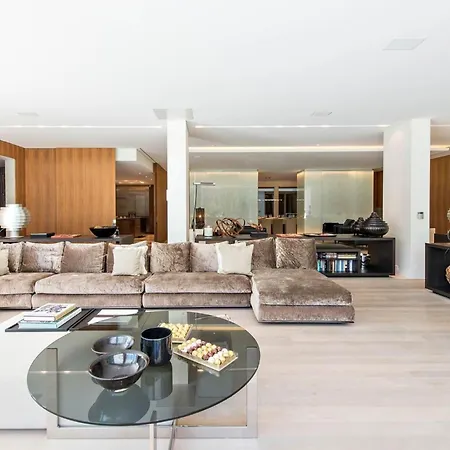 Central Haven Charming With Picturesque Mountain & Lake Views Chalet *